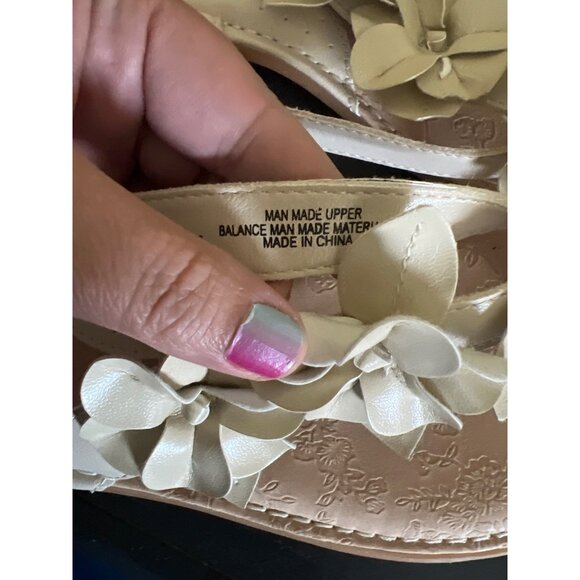 B.O.C  Born Womens Thong Sandals 10M Beige Floral Accents Vacation Resort - Picture 7 of 9